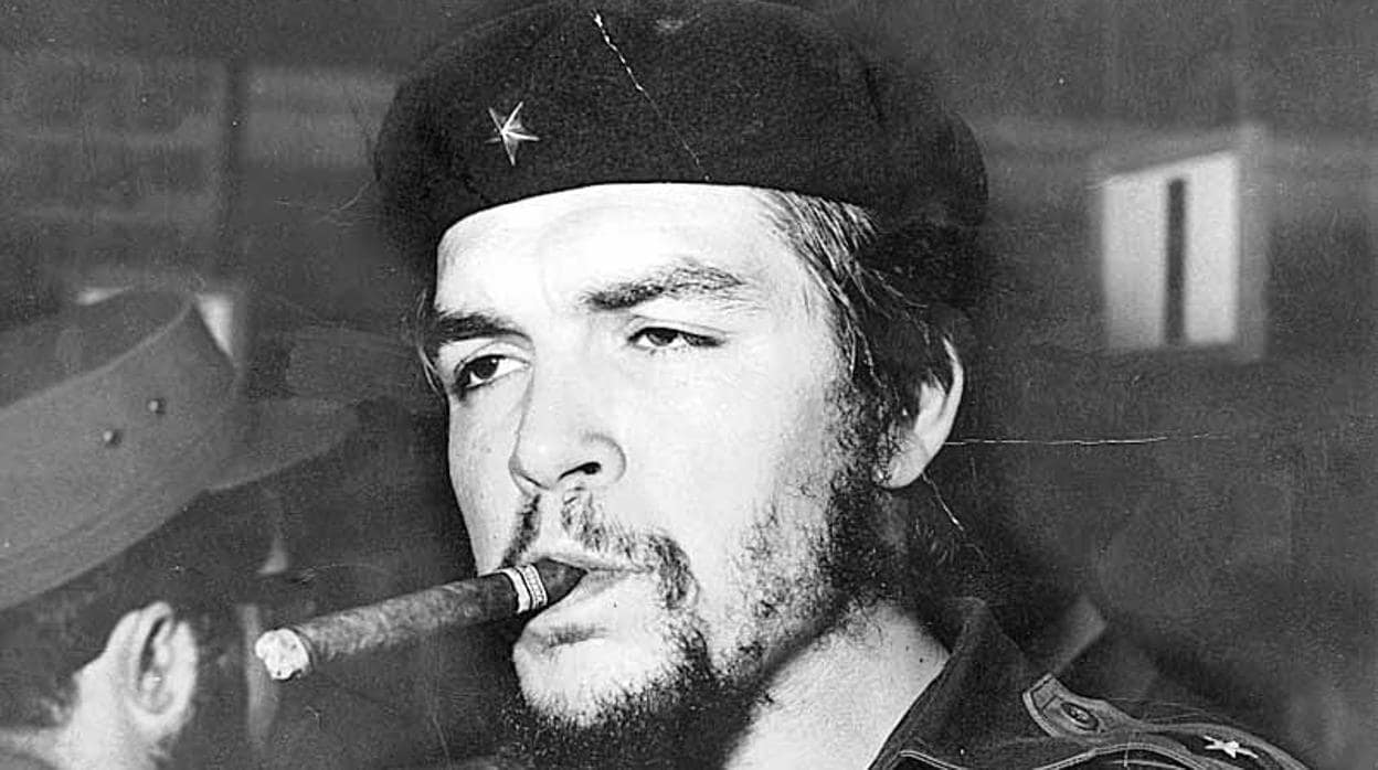 Ernesto Guevara, en una imagen icónica con un habano