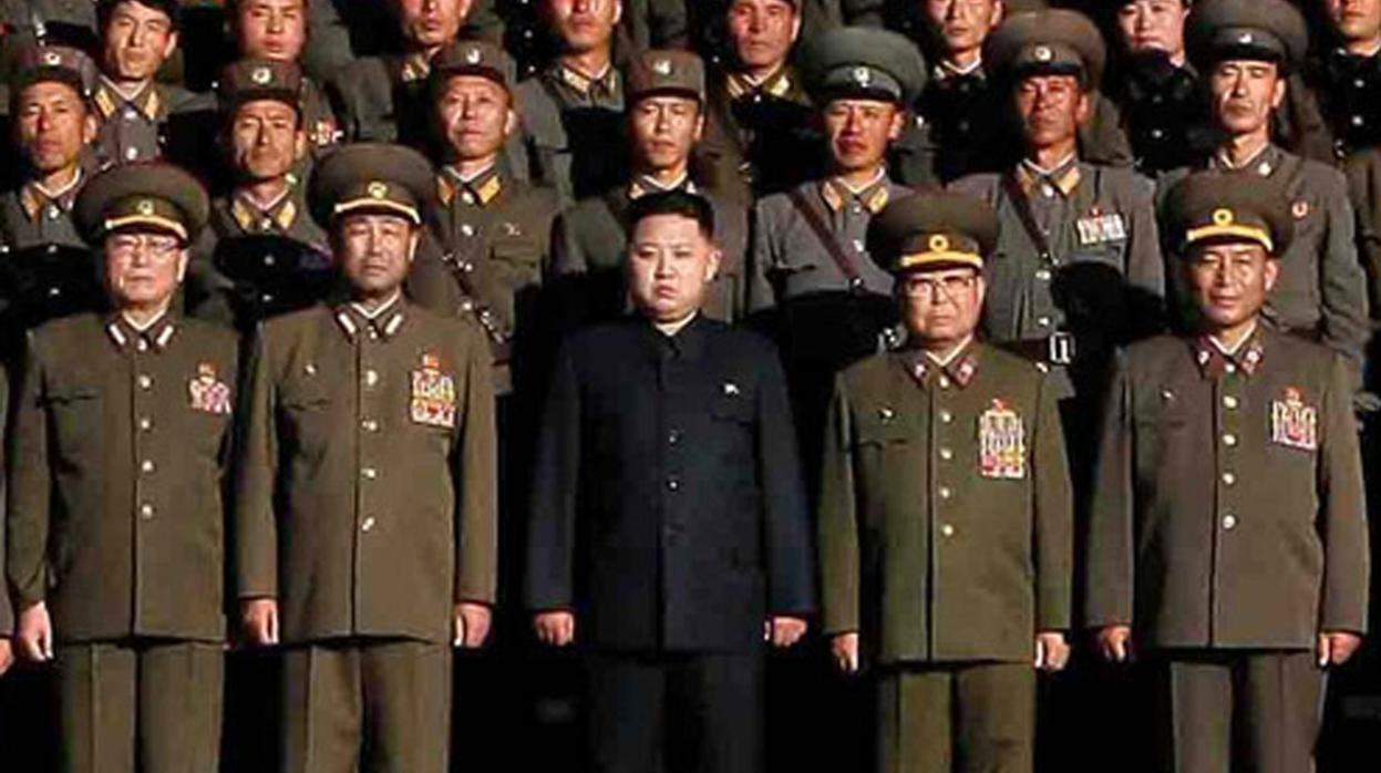El militar Kim Yong-chun posa a la derecha del líder norcoreano, Kim Jong-un (centro)