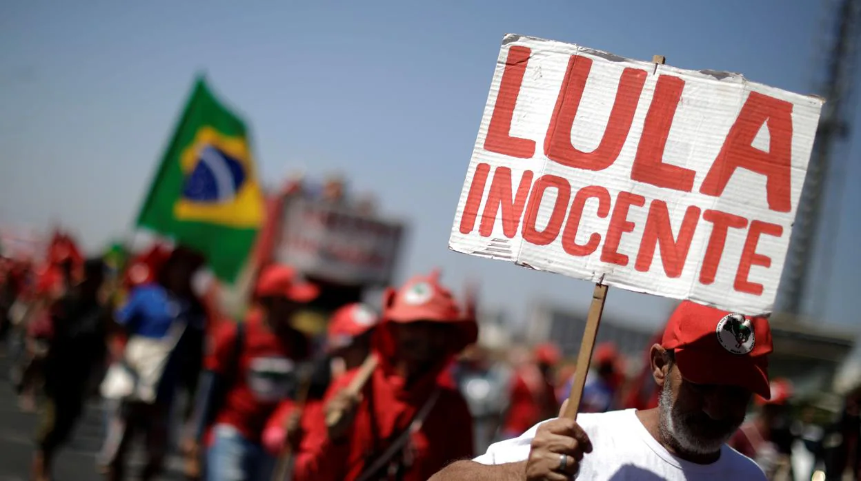 Miles de personas participan en la gran marcha por la liberación de Lula da Silva el pasado martes