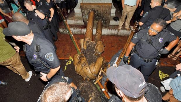 Manifestantes derriban la estatua de un soldado confederado en Carolina del Norte