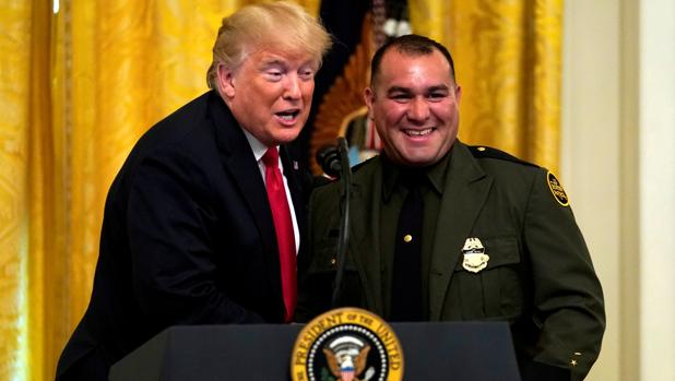 Trump presume de un agente de fronteras hispano: «Habla un inglés perfecto»