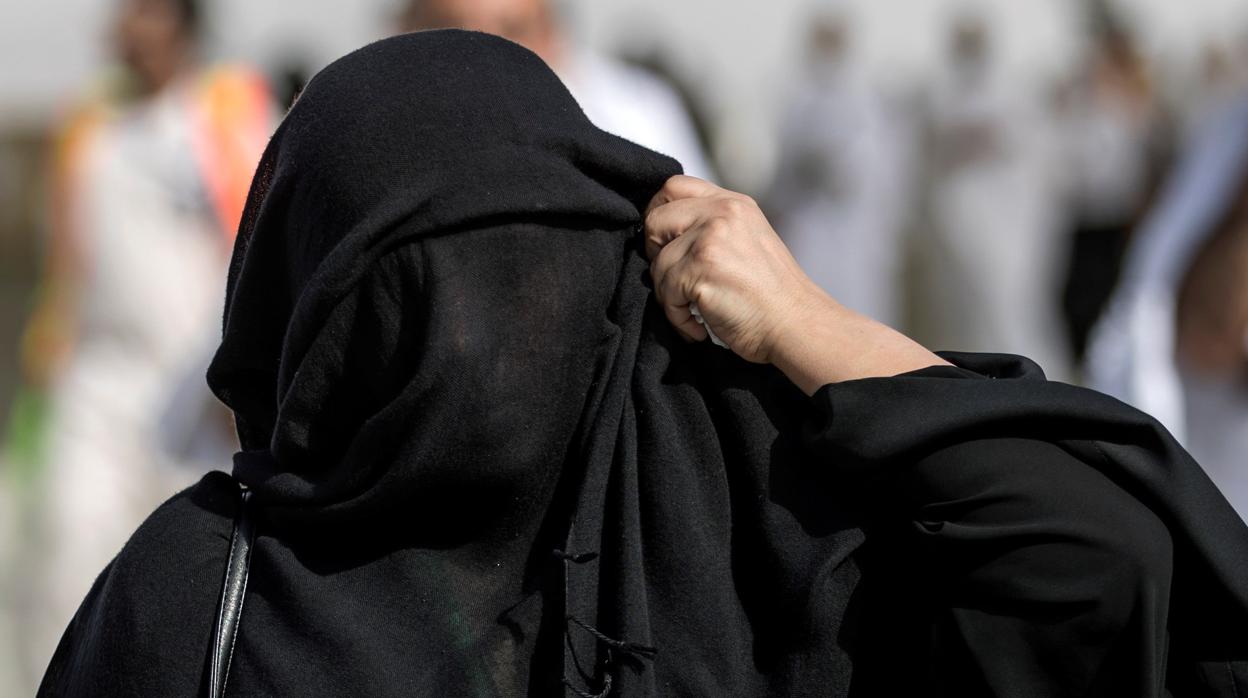 Una mujer participa en la tradicional peregrinación en La Meca