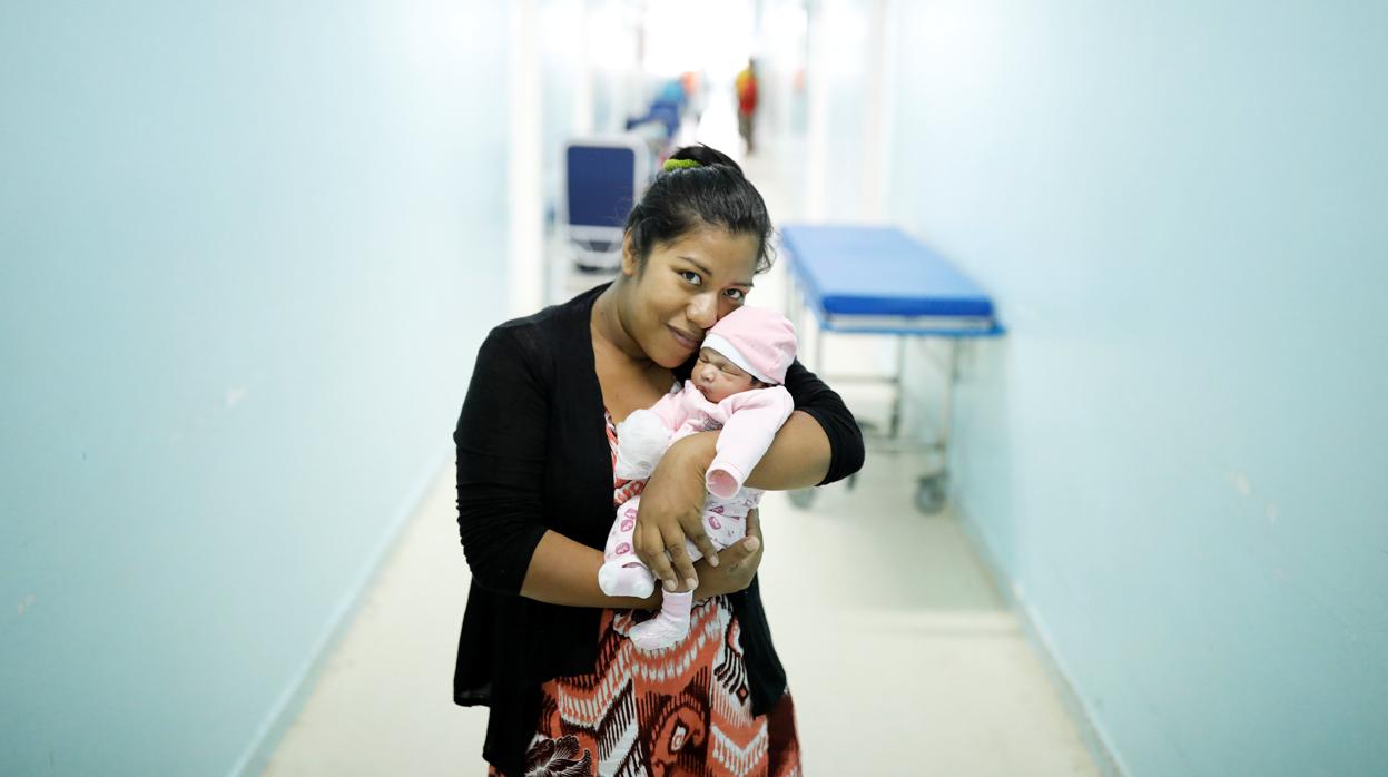 Una mujer carga a su hija recién nacido en la maternidad de Roraima