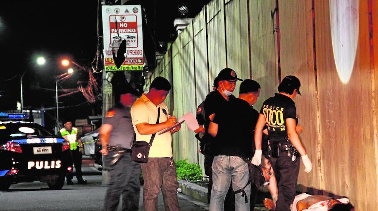 La Policía inspecciona el cadáver de un drogadicto abatido a tiros en Manila