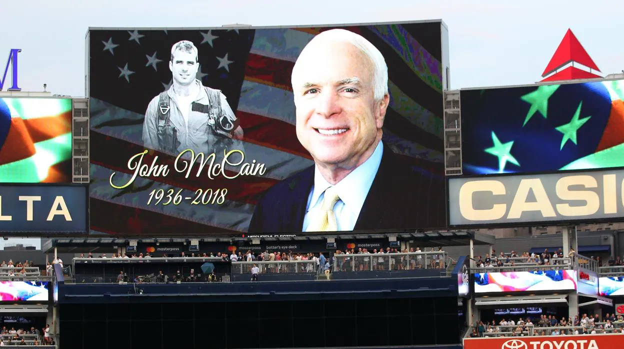 Minuto de silencio por la memoria de John McCain