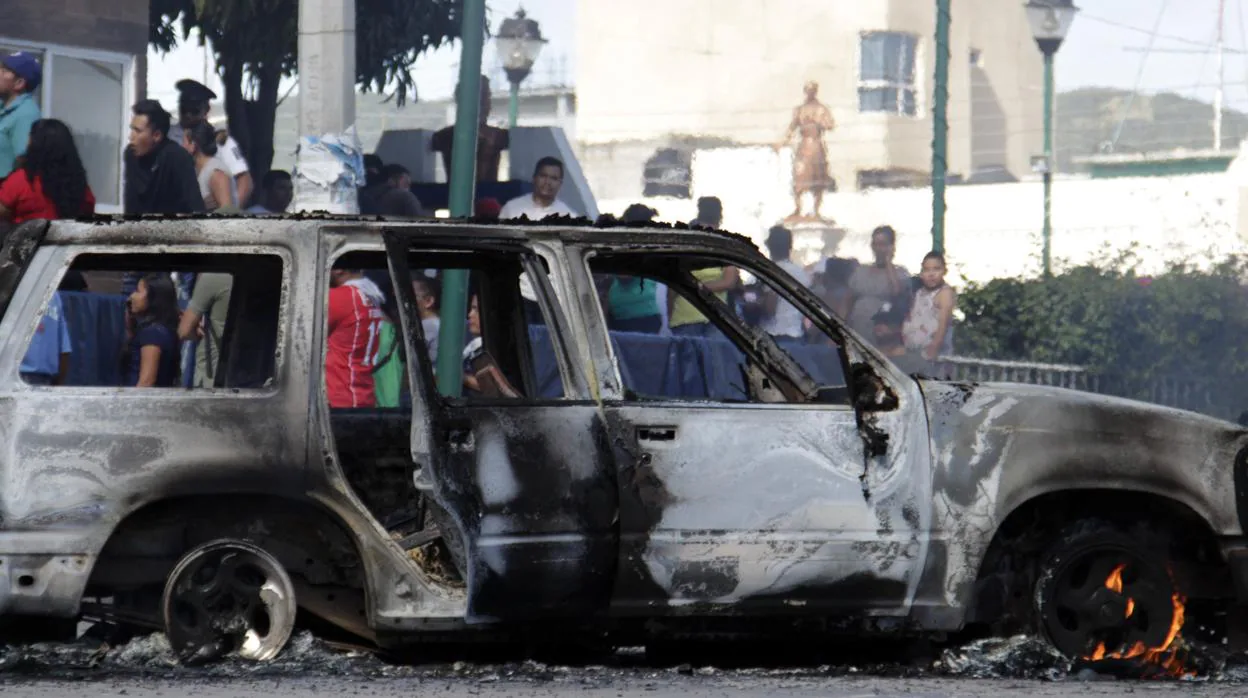 Imagen del vehículo quemado donde transportaban a los acusados