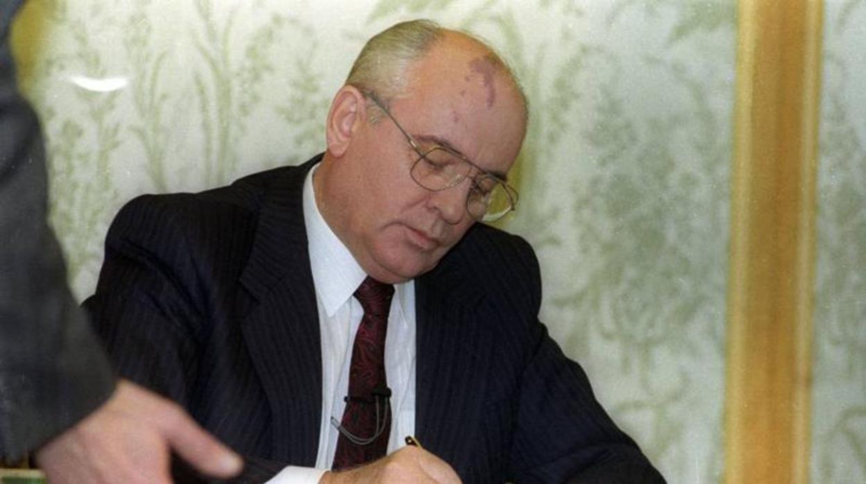 Gorbachov firma su renuncia como presidente de la URSS en diciembre de 1991