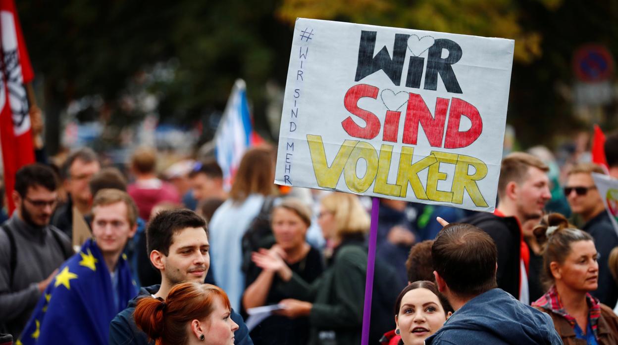 Manifestantes en la ciudad alemana de Chemnitz llevan una parte en la que se puede leer: «Nosotros somos pueblos»