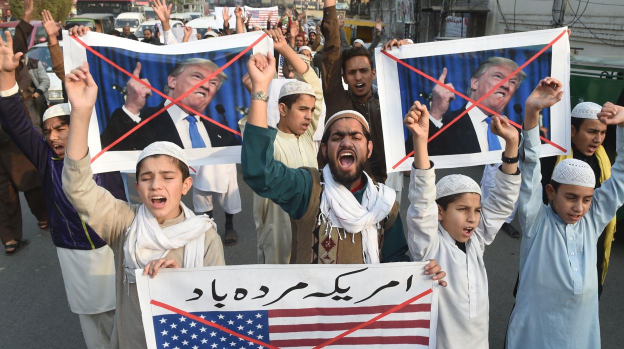 Manifestantes paquistaníes participan en una protesta contra los recortes de ayuda de Estados Unidos en Lahore