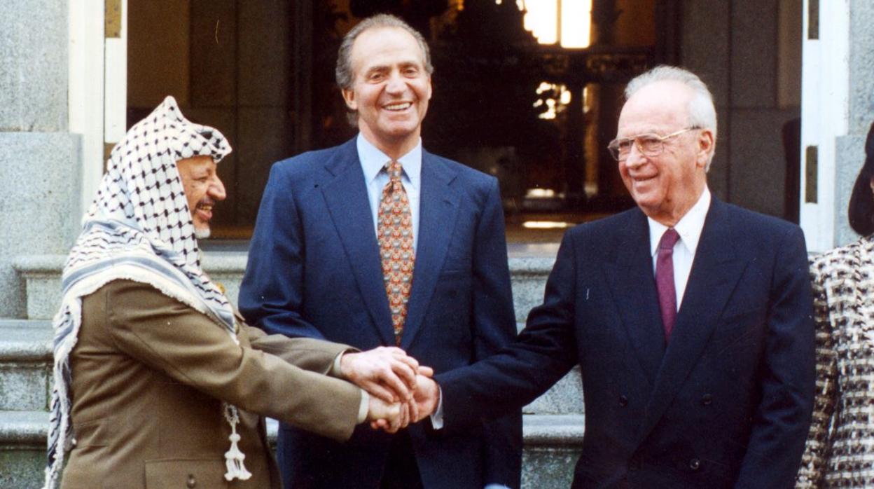 Años 1994. Juan Carlos I recibe en la Zarzuela a Yasser Arafat e Isaac Rabin, ambos premiados con el Premio Príncipe de Asturias de Cooperación Internacional