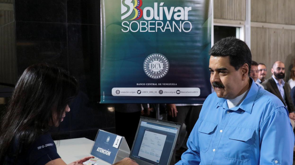 Maduro simula la compra de lingotes de oro en el Banco Central de Venezuela