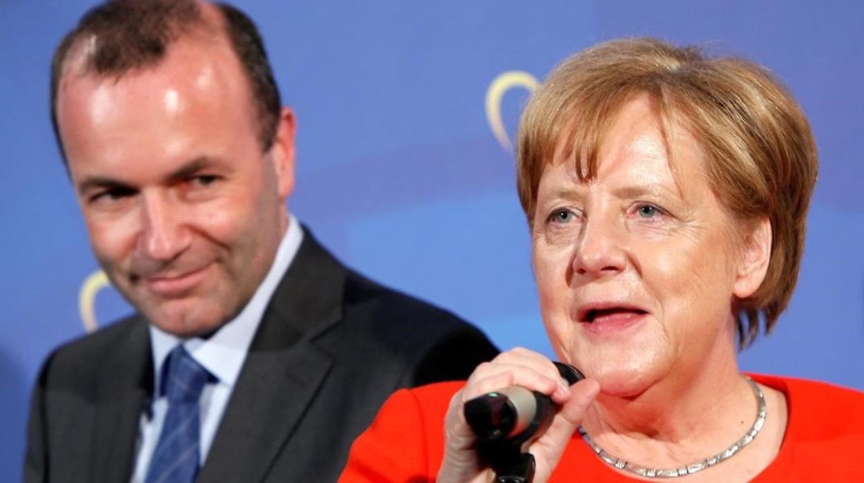 Manfred Weber, con la cancillerAngela Merkel, el pasado mes de junio