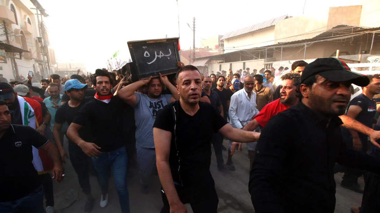 Varios manifestantes en a ciudad de Basora, Irak