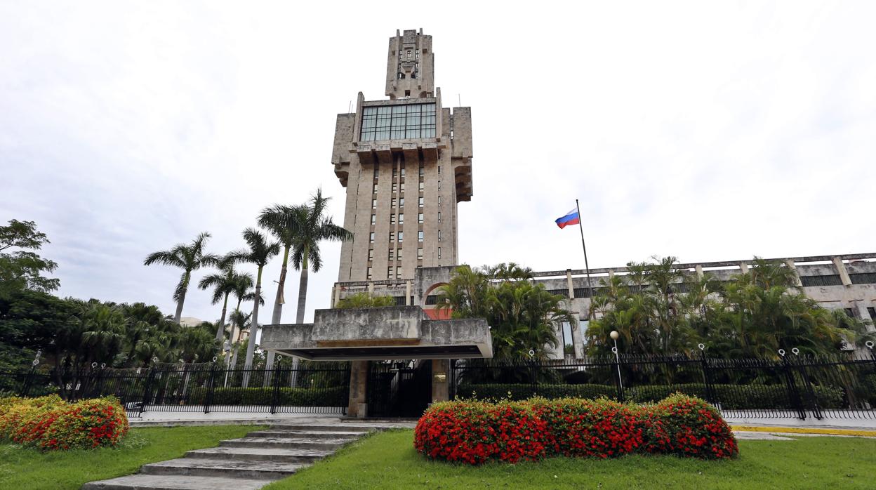 Vista del exterior de la embajada de Rusia en La Habana, Cuba