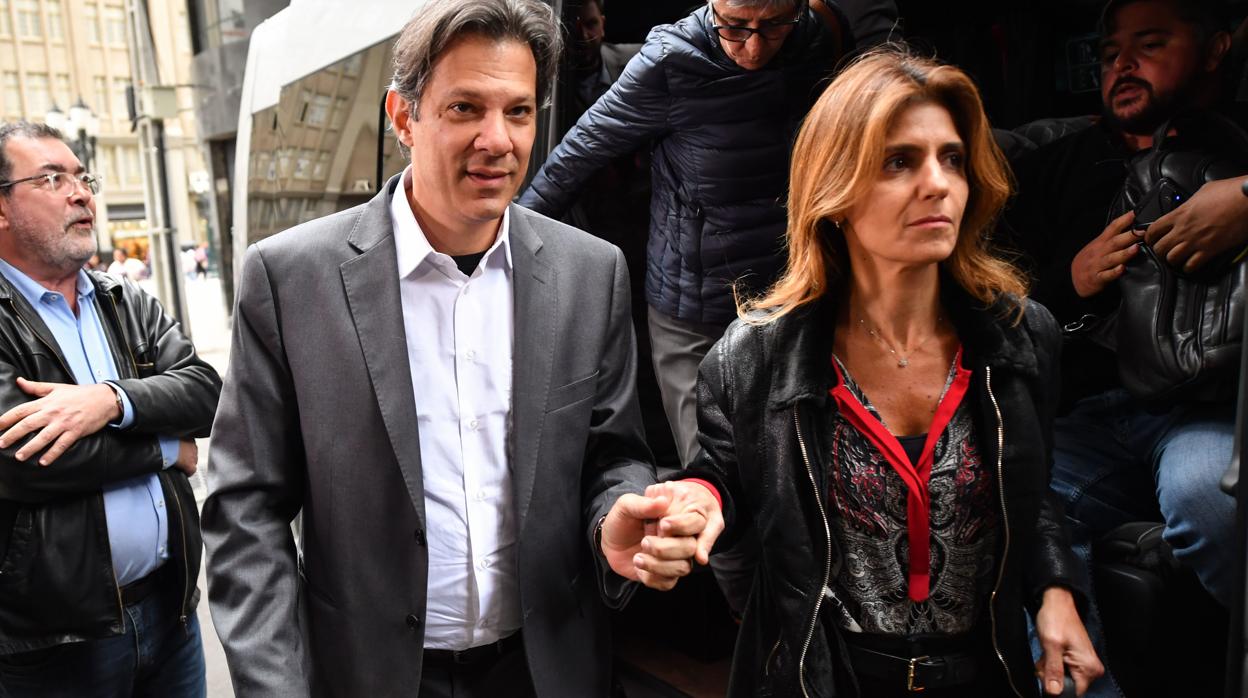 Fernando Haddad y su esposa, a su llegada a la reunión extraordinaria del PT de este martes