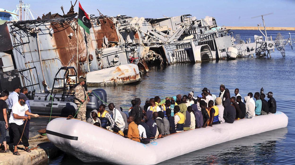Embarcación llena de migrantes en la costa libia