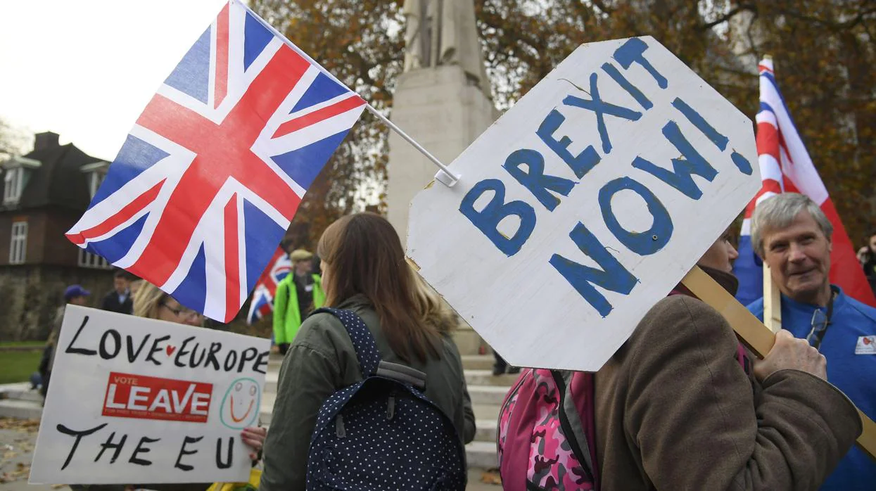 Manifestantes apoyan la protesta del Brexit afuera del Parlamento en Londres