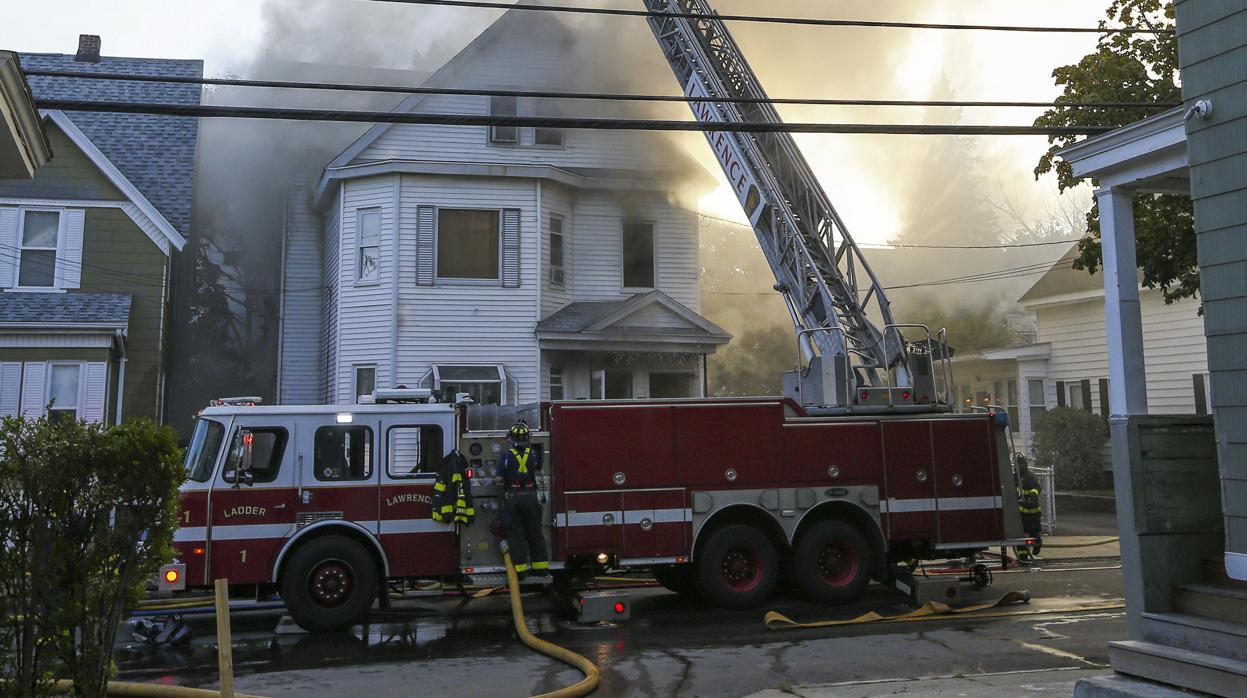 Los bomberos combaten un incendio en Lawrence, Massachusetts