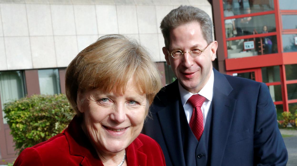 Angela Merkel, con Hans-Georg Maassen, el destituido jefe del servicio de inteligencia de Alemania