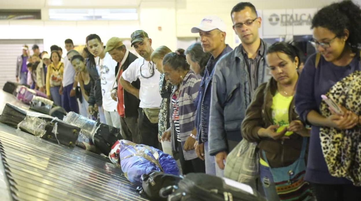 Venezolanos esperan su equipaje en el aeropuerto de Caracas