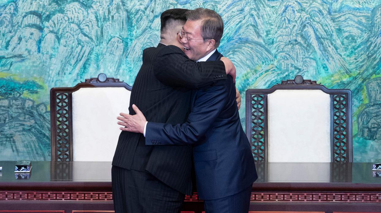 Kim Jong-un abraza a Moon Jae-in durante la histórica cumbre celebrada en abril entre las dos Coreas