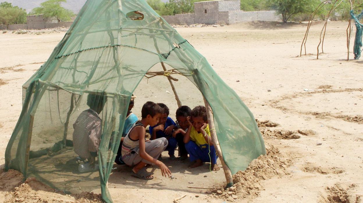 Un grupo de niños yemeníes juegan en un campo para desplazados internos