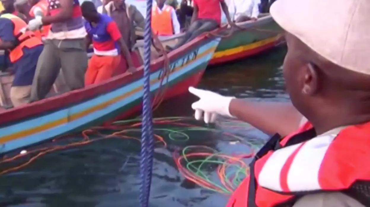 Ascienden a 209 los cuerpos recuperdos del naufragio de un ferry con 400 personas en el lago Victoria