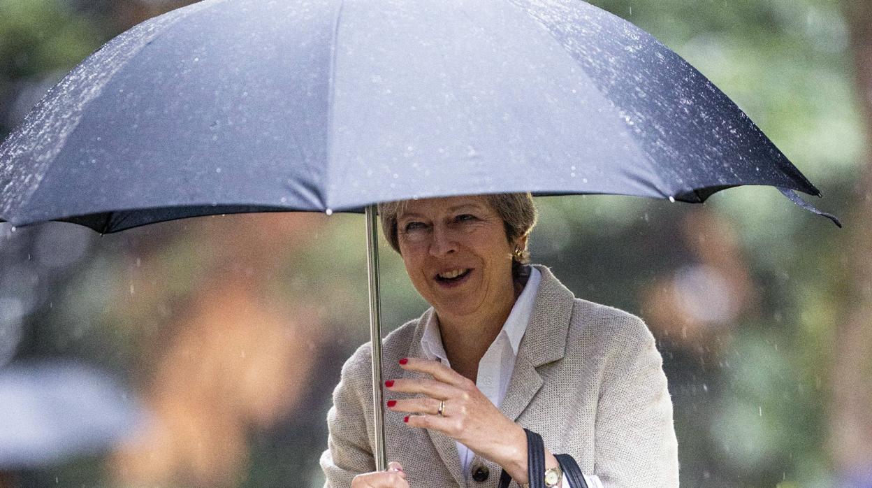 La primera ministra Theresa May, a su llegada a un servicio religioso este domingo