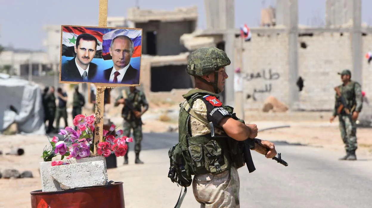 Fuerzas sirias y rusas en un puesto militar en la provincia de Idlib