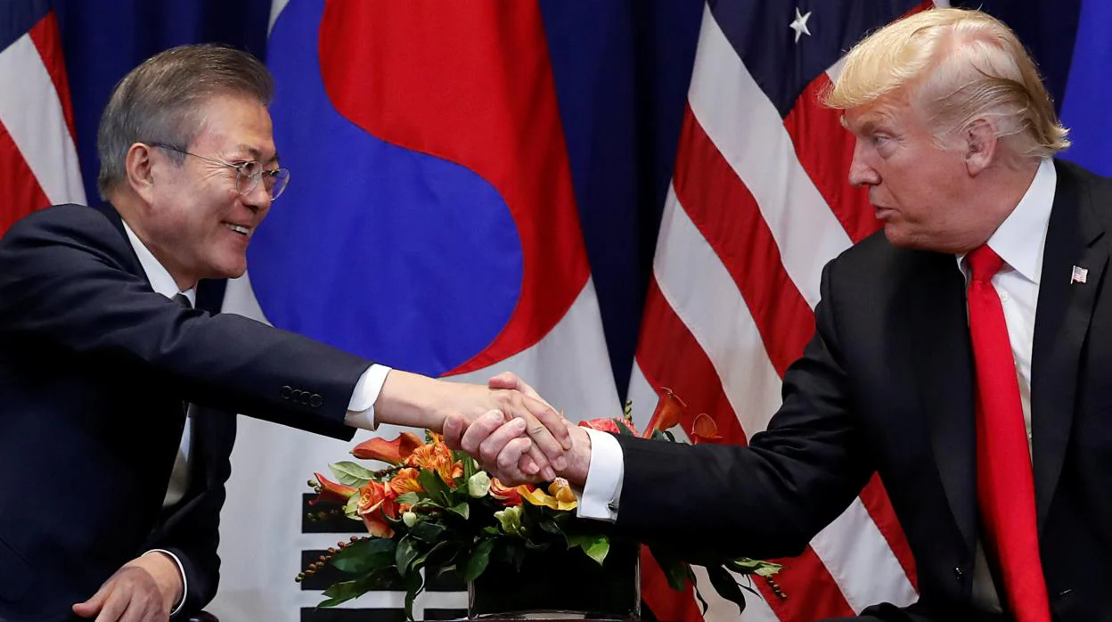 Donald Trump junto a su homólogo surcoreano, Moon Jae-in, durante su reunión bilateral