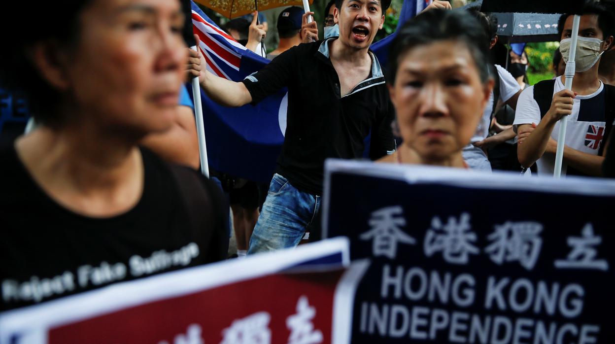 Activistas independentistas participan en una marcha que marca el 20 aniversario del traspaso de Hong Kong a la soberanía china del dominio británico, en Hong Kong