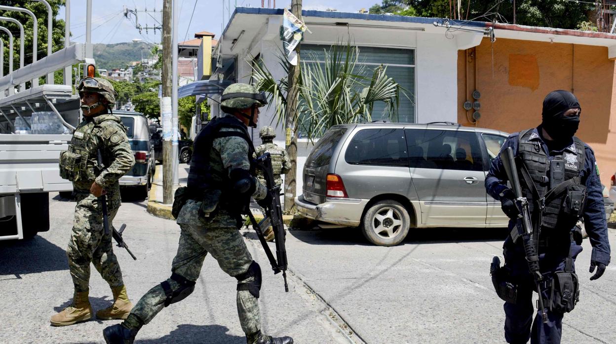 Miembros de la Armada Mexicana y policías federales participan en una operación en Acapulco