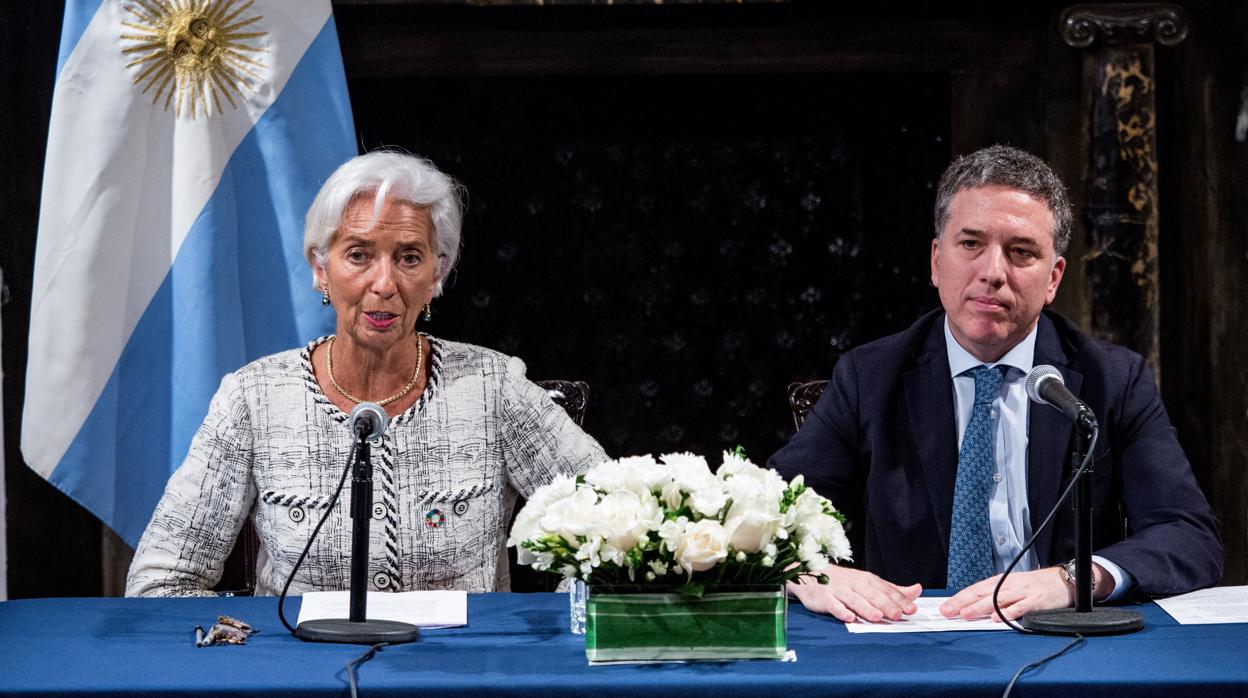 La directora gerente del FMI, Christine Lagarde y el ministro argentino de Hacienda, Nicolás Dujovne