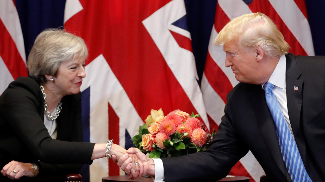 May y Trump se saludan durante su encuentro