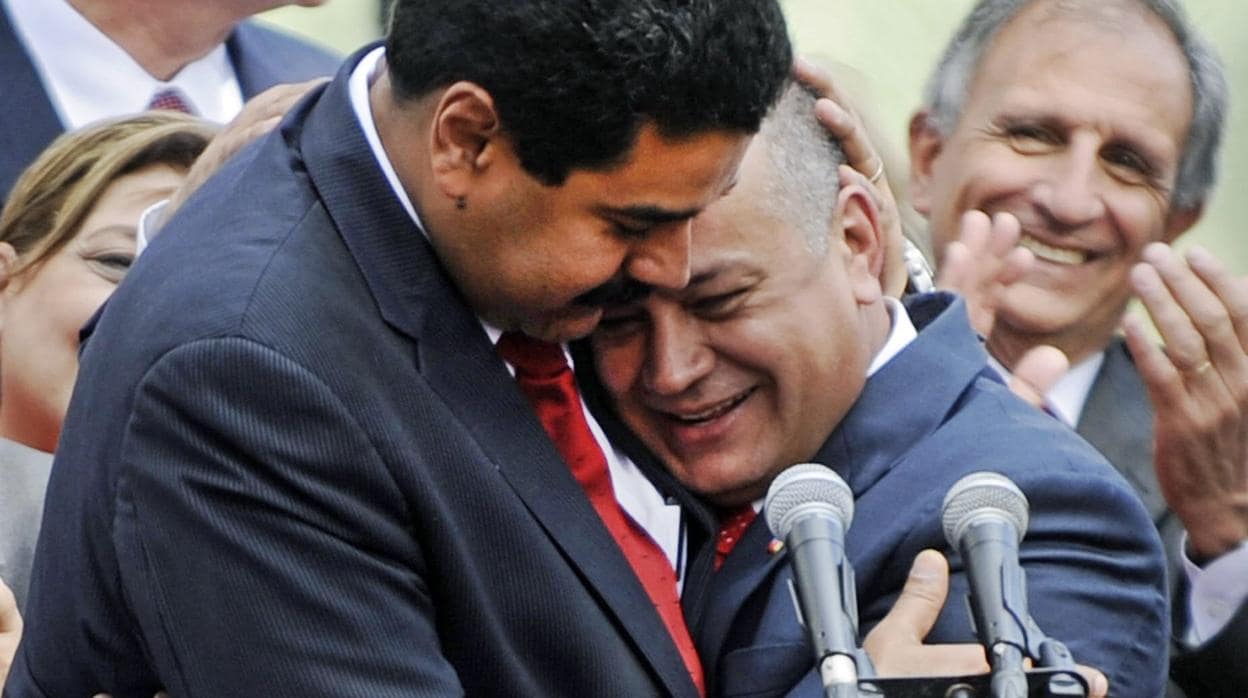 Maduro abraza a Diosdado Cabello