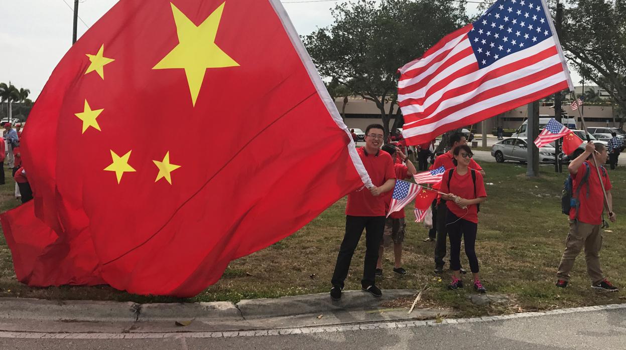 Un grupo de manifestantes antes de la reunión de Xi y Trump