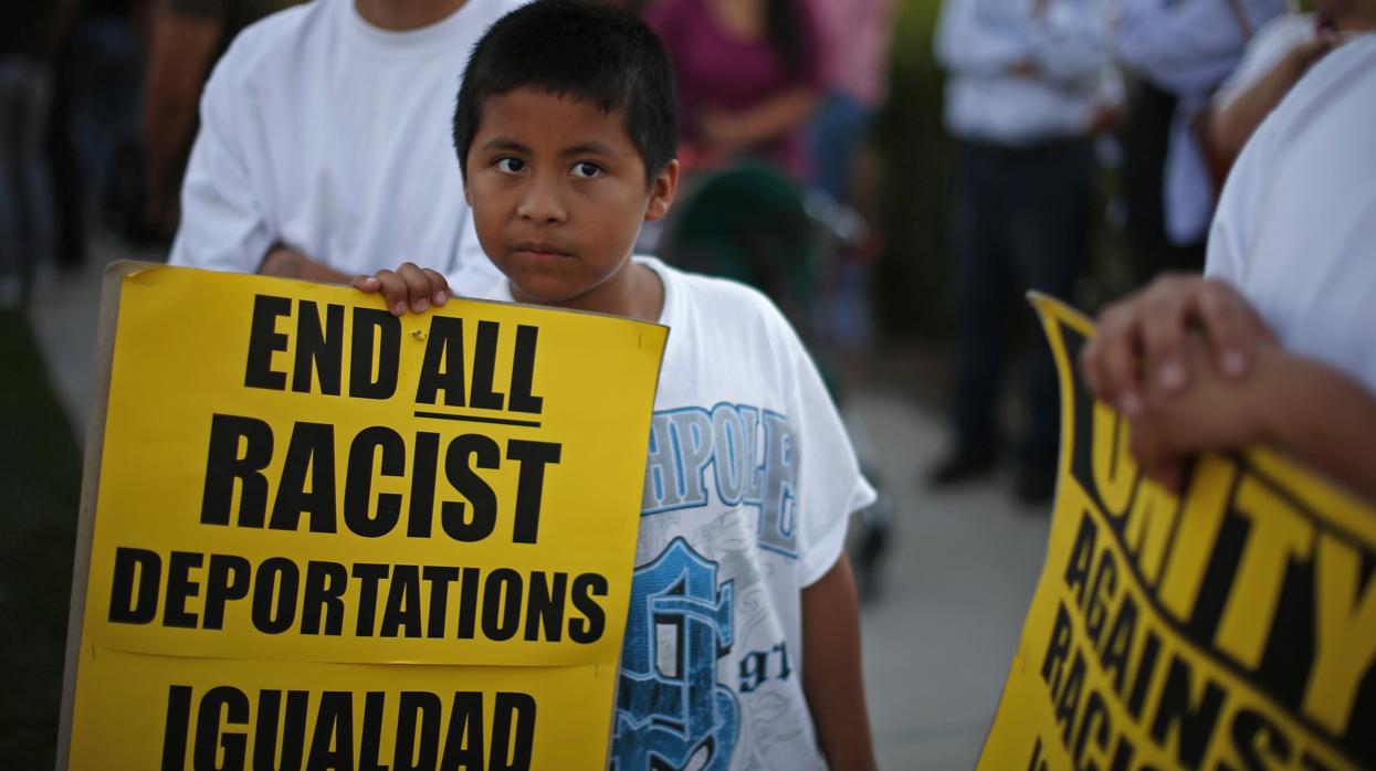 Un niño se manifiesta contra las deportaciones y la separación de los niños de sus familias en Murrieta