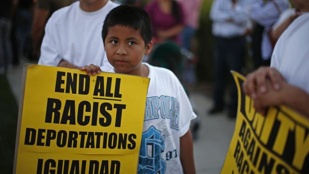 EE.UU. traslada a los niños separados de sus padres a un campamento en el desierto