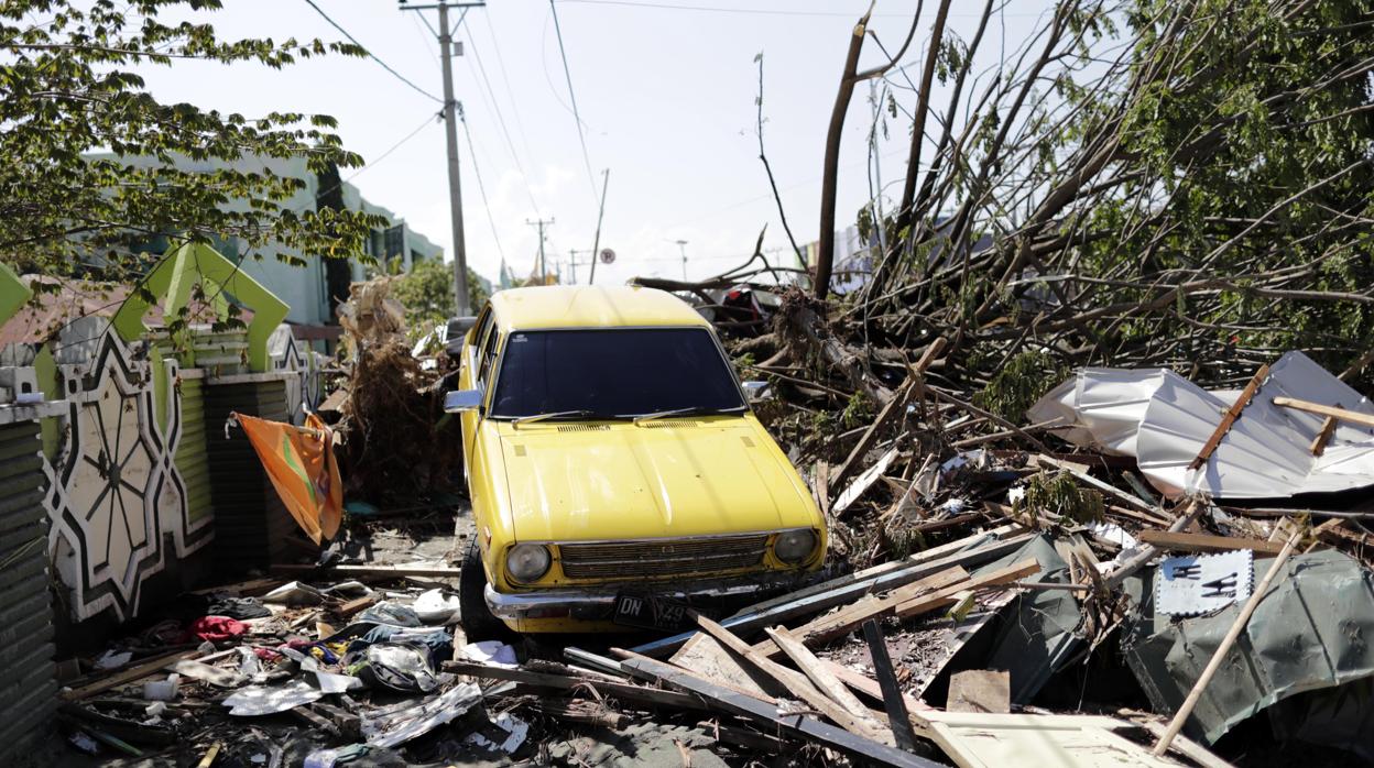 Un coche ente los escombros después del tsunami que asoló Indonesia el pasado viernes