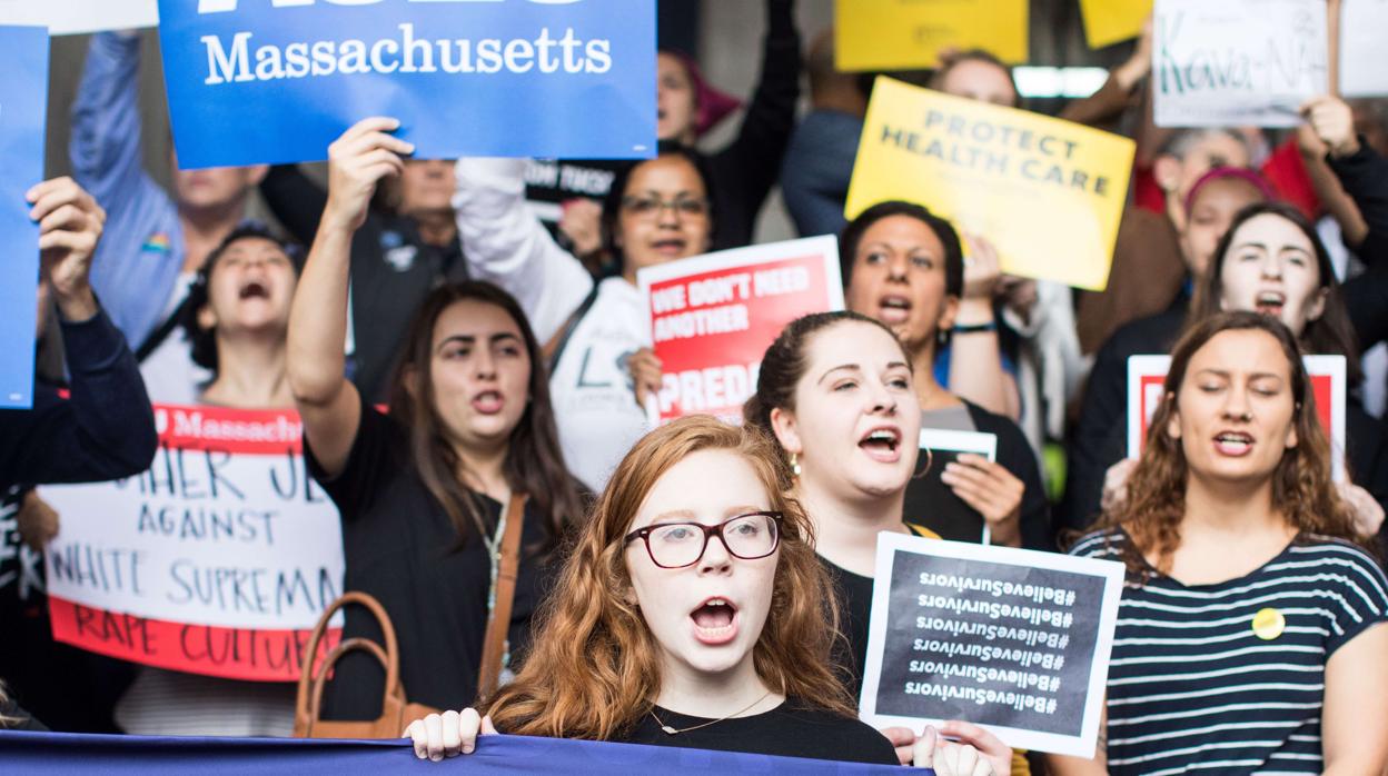 Activistas piden en un mitin del senador Jeff Flake, en Boston, que rechace la candidatura de Kavanaugh