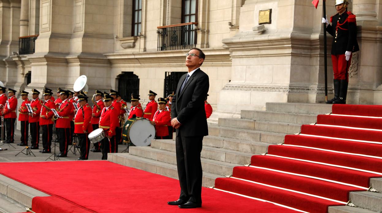 El president de Perú, Martín Vizcarra, ante el Palacio de Gobierno de Lima