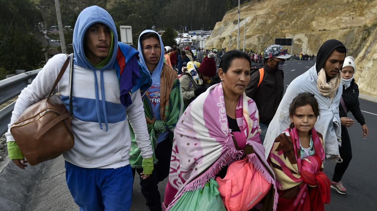 Venezolanos caminan en la carretera desde Ecuador para llegar a Perú por la crisis en su país