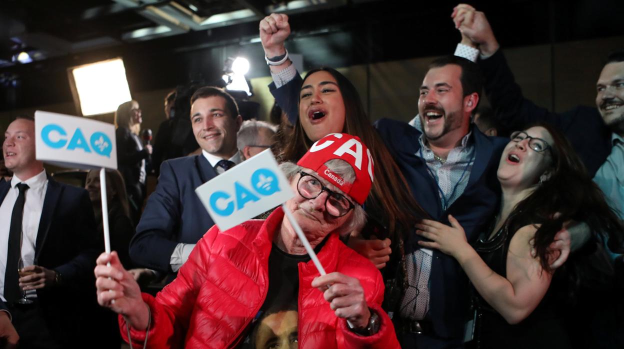 Simpatizantes de la Coalición Futuro de Quebec celebran los resultados electorales