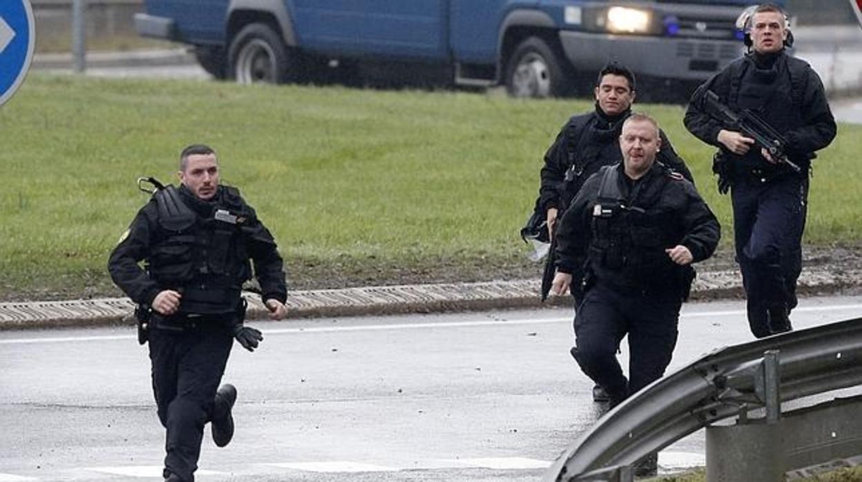 Imagen de archivo: la policía francesa en París en 2015