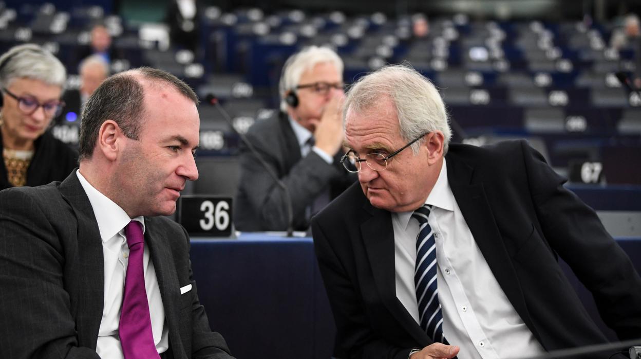 El candidato a la presidencia de la Comisión Europea (CE), el alemán Manfred Weber (i), conversa con el vicepresidente Rainer Wieland (d), del Partido Popular Europeo (PPE)