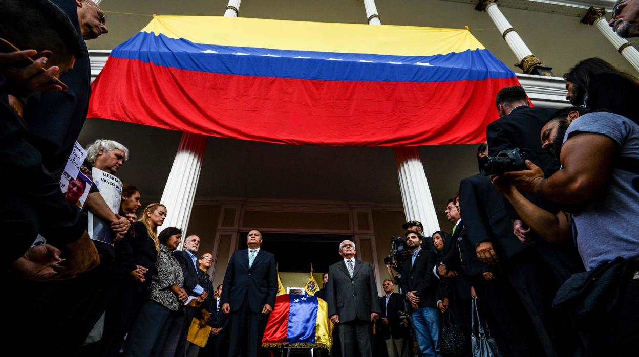 La Asamblea Nacional opositora rinde homenaje al concejal de Caracas