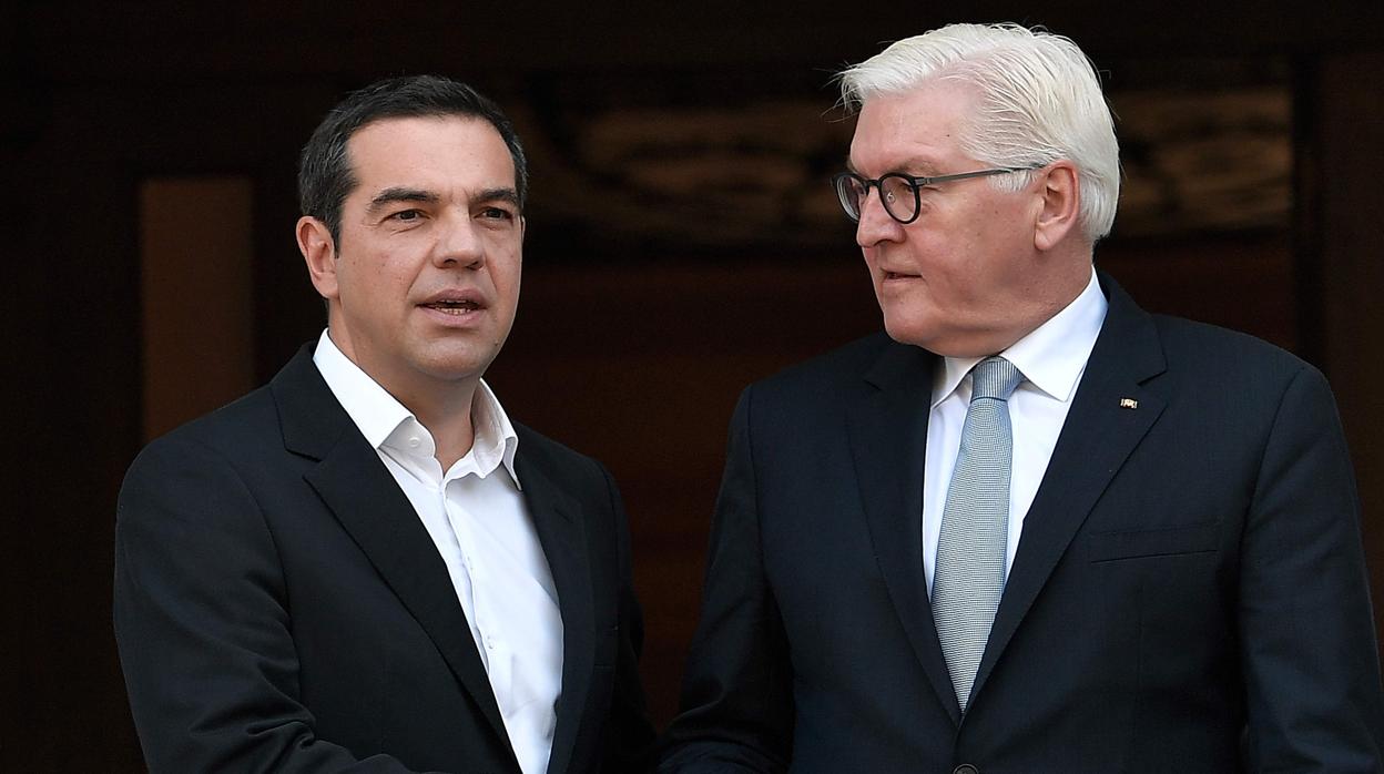 Tsipras junto a Steinmeier en Atenas