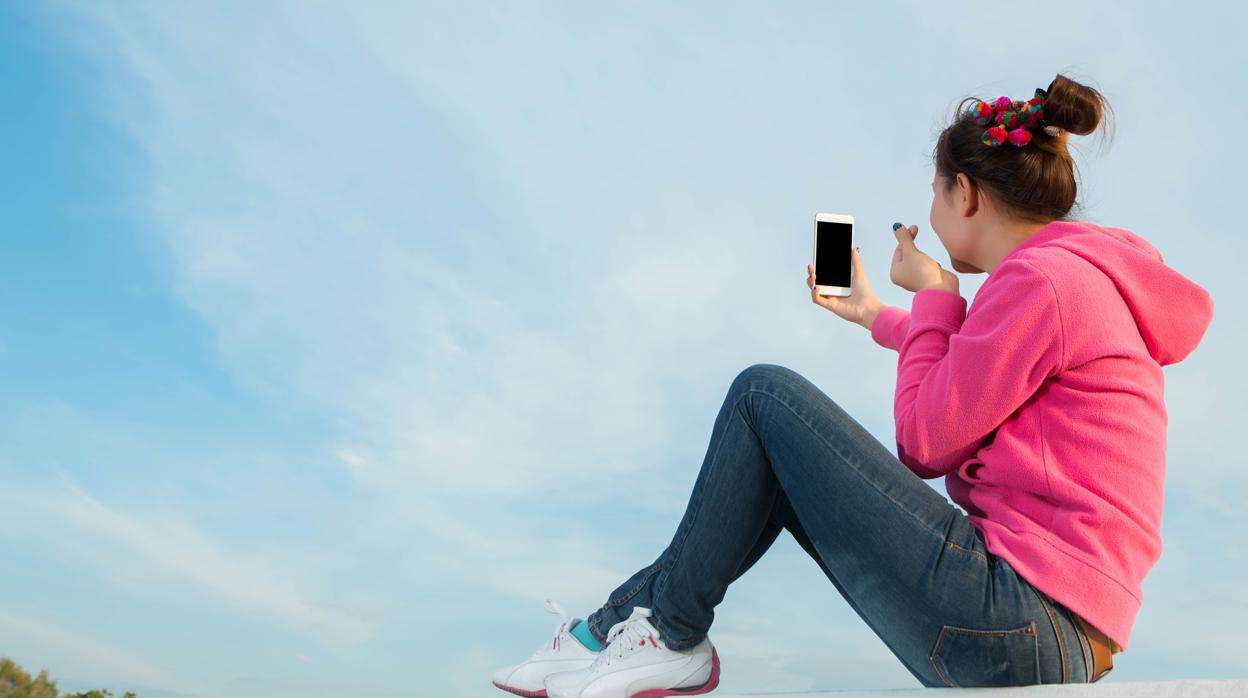 Una joven se hace un selfie