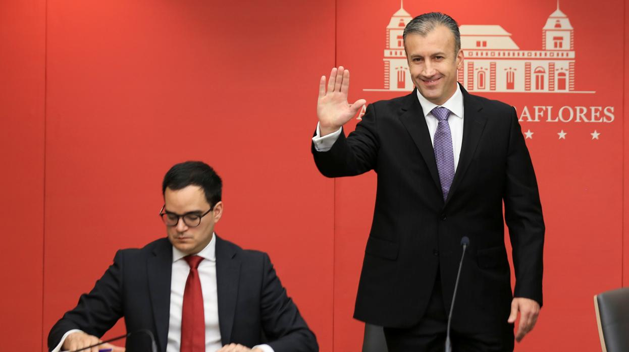 El vicepresidente económico de Venezuela, Tarek el Aissami (de pie), junto al presidente del Banco Central de Venezuela, Calixto Ortega