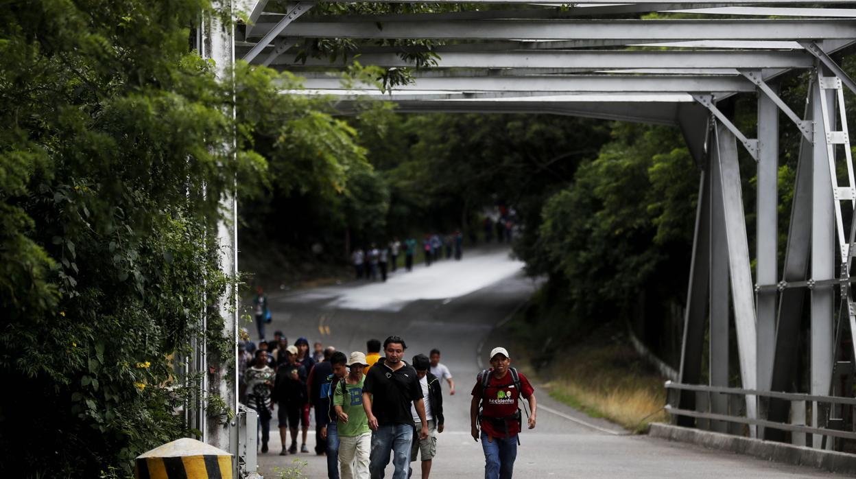 Un grupo de migrantes hondureños, camino de la frontera estadounidense